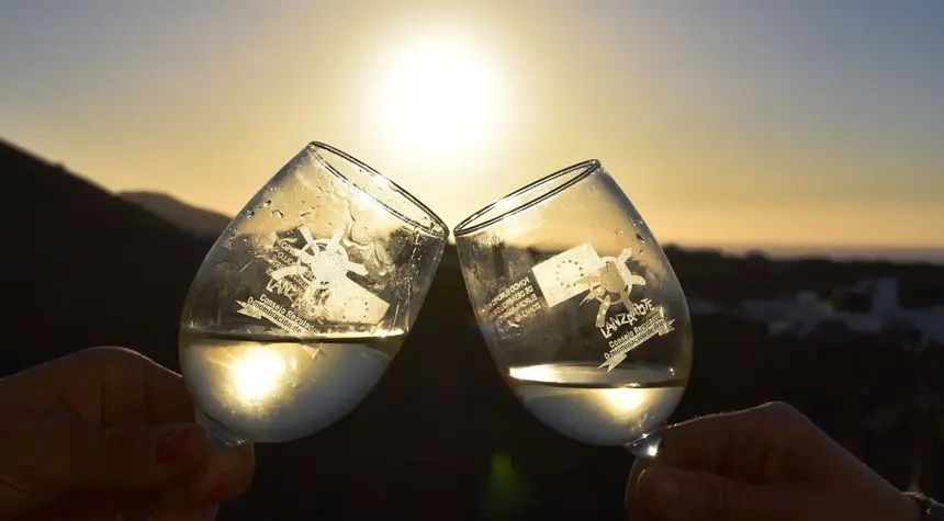 Imagen de dos copas con vino de Lanzarote.