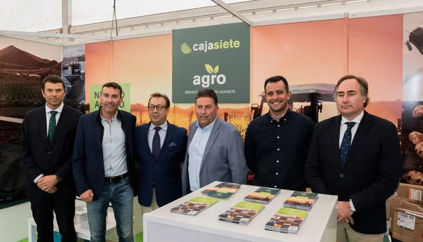 El alcalde de Teguise, su consejero de Agricultura, los representantes de Caja 7 y del sector agrícola en la inauguración de la feria.