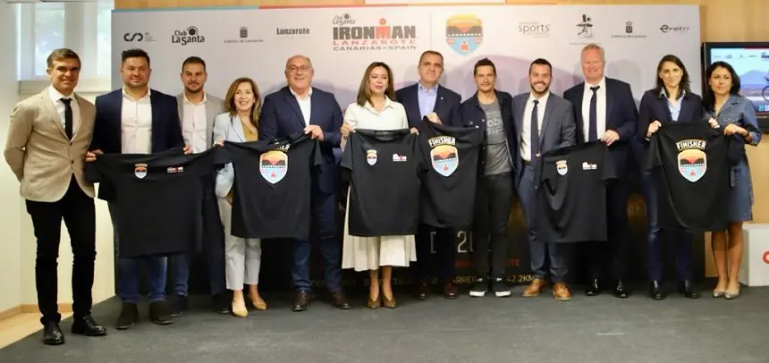 María Dolores Corujo junto a las diferentes personalidades durante la presentación de la XXX edición del Ironman Lanzarote.