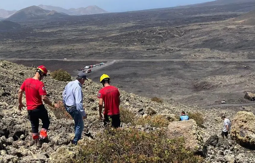 Momento del rescate de los bomberos de Lanzarote