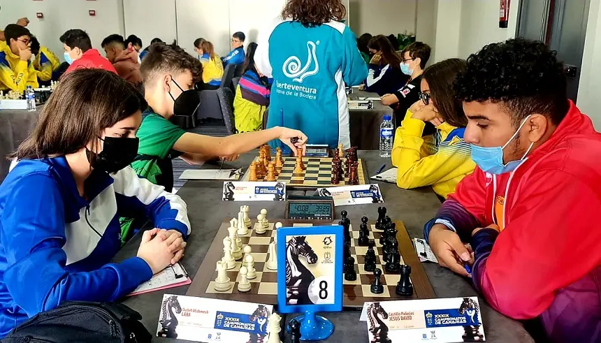 Representante del equipo de Lanzarote durante una de las partidas correspondientes al XXXIX Campeonatos de Canarias de Ajedrez en Edad Escolar.