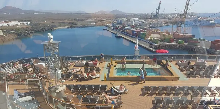 Impresionante panorámica de Lanzarote desde lo alto del crucero.