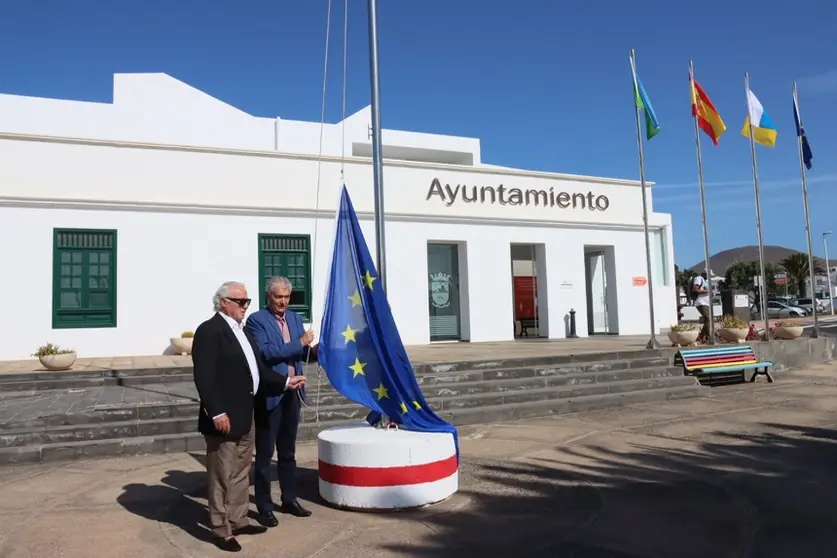 José Juan Cruz junto a el presidente de la Casa de Europa en Lanzarote, Nicolás Pérez, izando la bandera de la Unión Europea.
