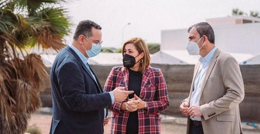 Astrid Pérez con los dos máximos responsables del PP en Canarias.