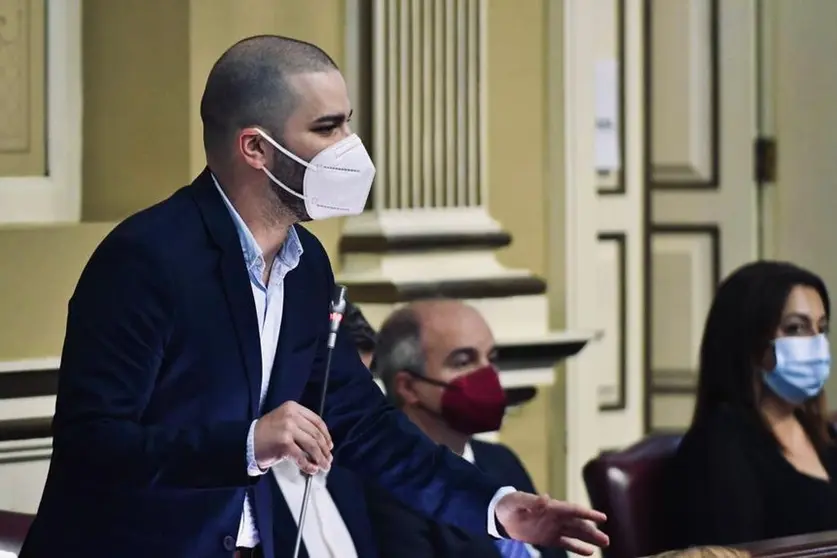 Jesús Machín Tavío en el Parlamento.