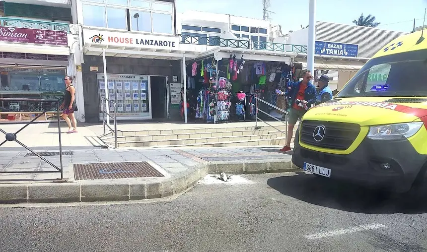 Imagen de una base de señal rota en Puerto del Carmen.