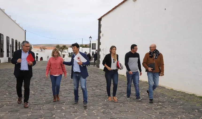 Marcos Bergaz junto a otros representantes del PSOE en Teguise.