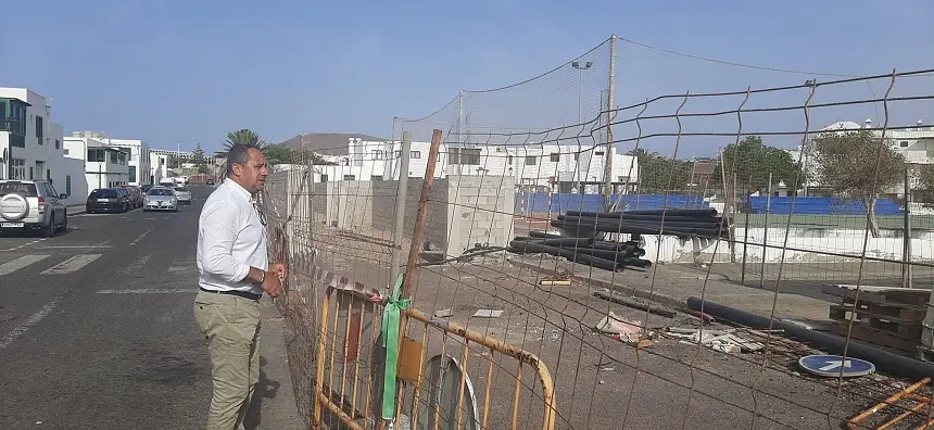 Juan Monzón junto a las obras de la estación de contenedores.