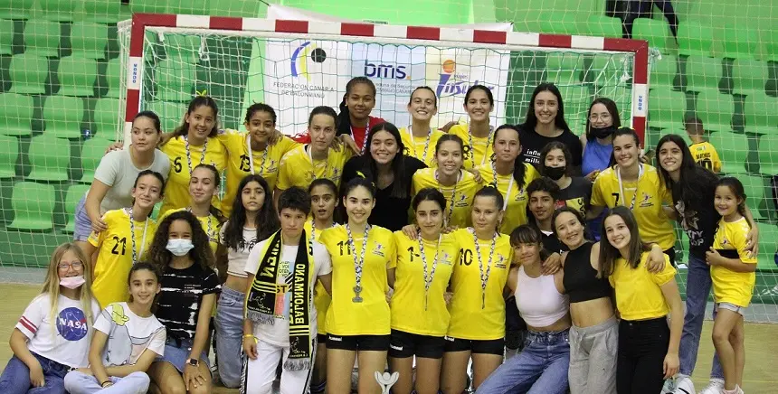 Equipo cadete del CB Puerto del Carmen celebrando el subcampeonato en el Campeonato de Canarias.