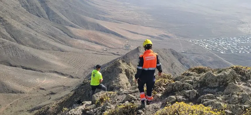 Los equipos de rescate de los bomberos y de Emerlan en acción