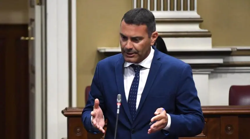 Oswaldo Betancort este martes durante su intervención en el Parlamento.