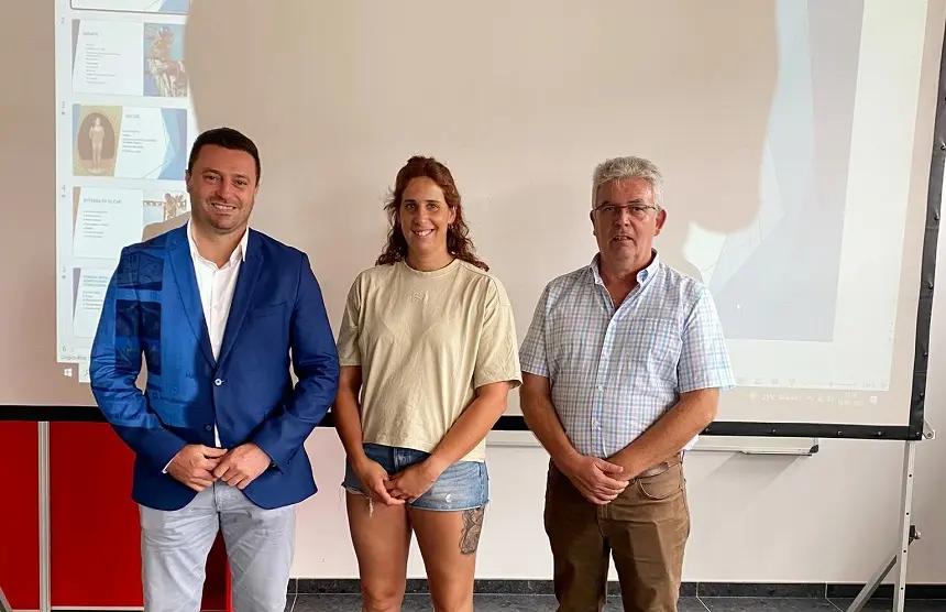 Óscar Noda y Ángel Domínguez junto a Erika Villaécija.