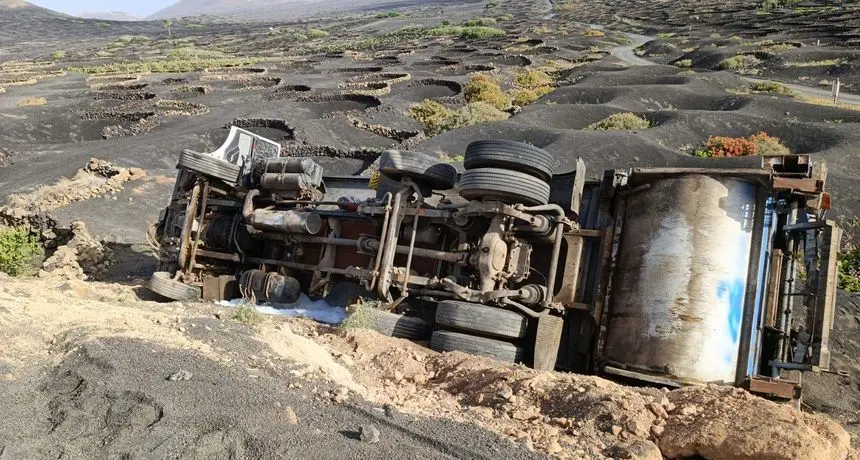 Imagen del camión que volcó en La Geria
