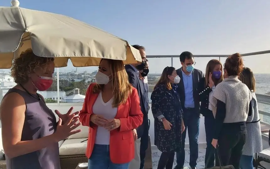Elena Solís y María Dolores Corujo el día que se presentó el pacto entre el PSOE y Podemos.