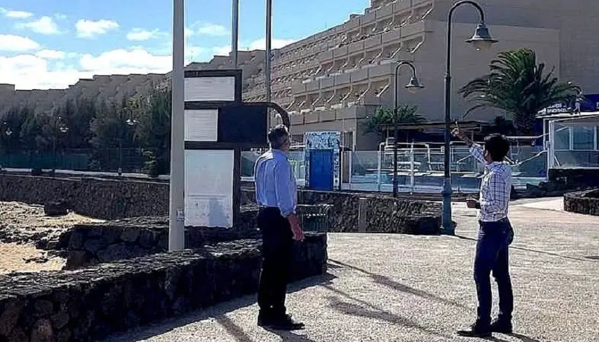 Marcos Bergaz y un compañero de su grupo visitando la zona.
