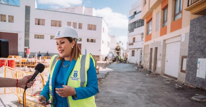 Astrid Pérez en su visita a la Plaza Pedro Alcántara de Arrecife.