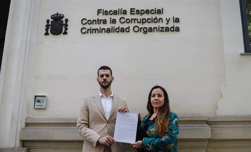 Javier Navarro Lasso y Florisela Rodríguez presentando la denuncia ante la Fiscalía.