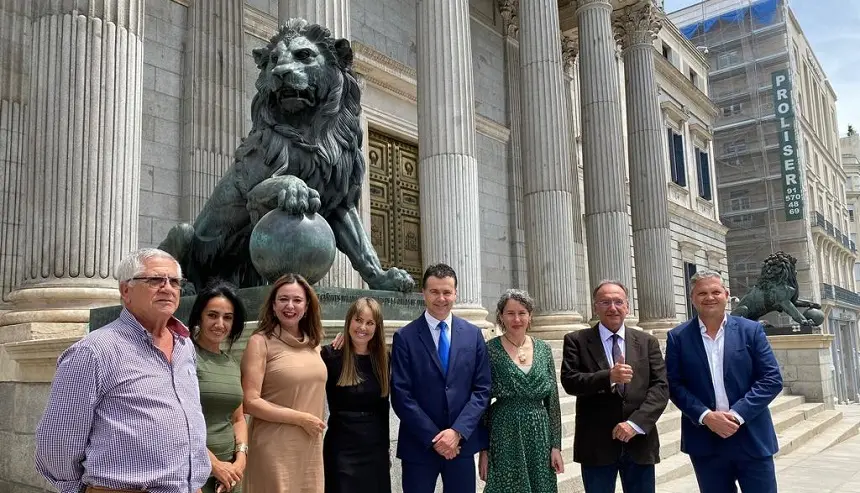 Manuel Fajardo Palarea, María Dolores Corujo,Alfredo Mendoza y Hector Gomez en compañía de una representación de los vecinos afectados en los exteriores del Congreso de los Diputados.