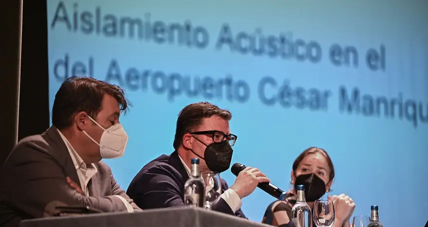 Isidro Pérez en la reunión con los vecinos de Playa Honda.