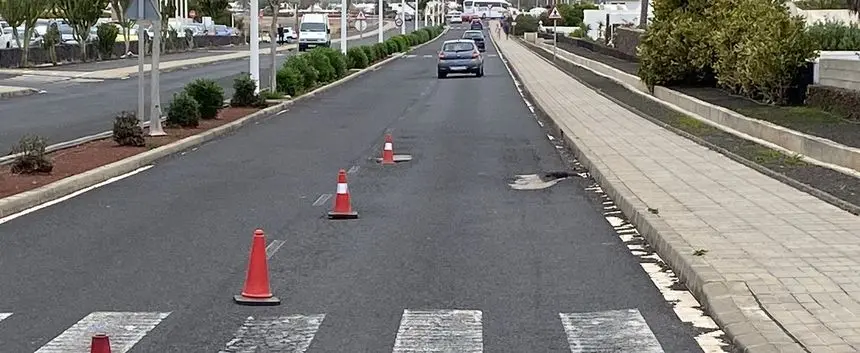Zona señalaizada en Playa Blanca por el mal estado de la carretera.