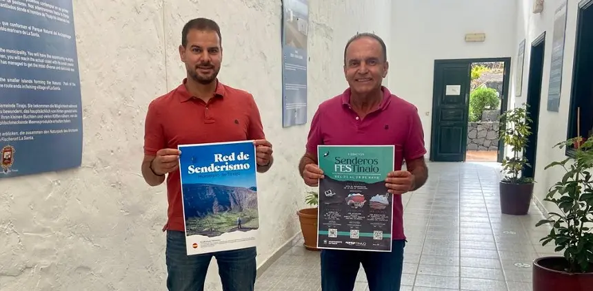 El concejal de Deportes y el alcalde de Tinajjo con el cartel del proyecto.