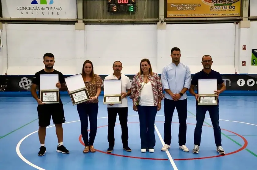 Astrid Pérez y Rosmen Quevedo entregando las placas honoríficas a Ginés Leal, Ana Villarreal, José Manuel Cáceres  y Juan Carlos Toledo