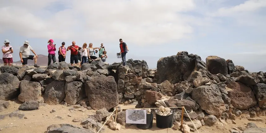 Imagen de un grupo de visita al Yacimiento Arqueológico Fiquinineo.