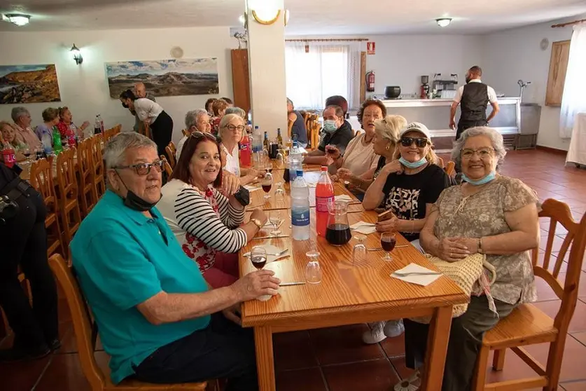 Mayores de San Bartolomé durante la excursión y almuerzo por el aniversario del Centro de la Tercera Edad.