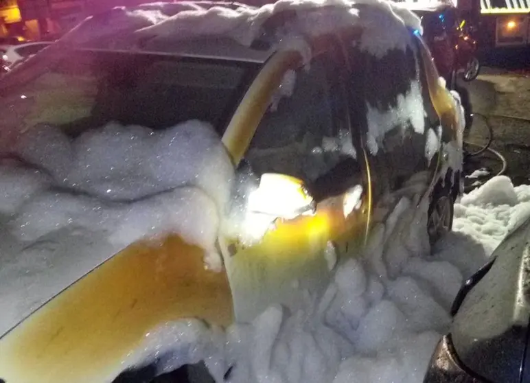 Coche incendiado este martes en Arrecife.