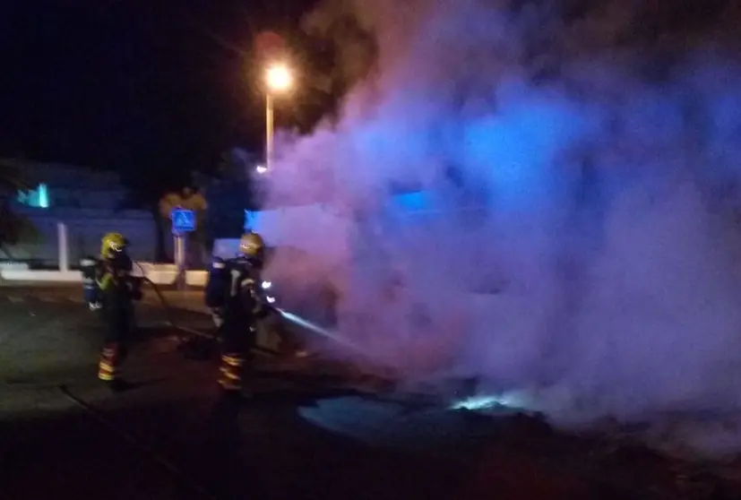 Incendio en el lateral del IES Blas Cabrera.
