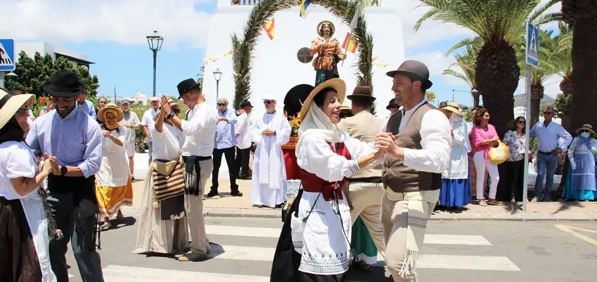 Óscar Noda y Daniel Medina bailando durante la celebración de las fiestas de Uga.
