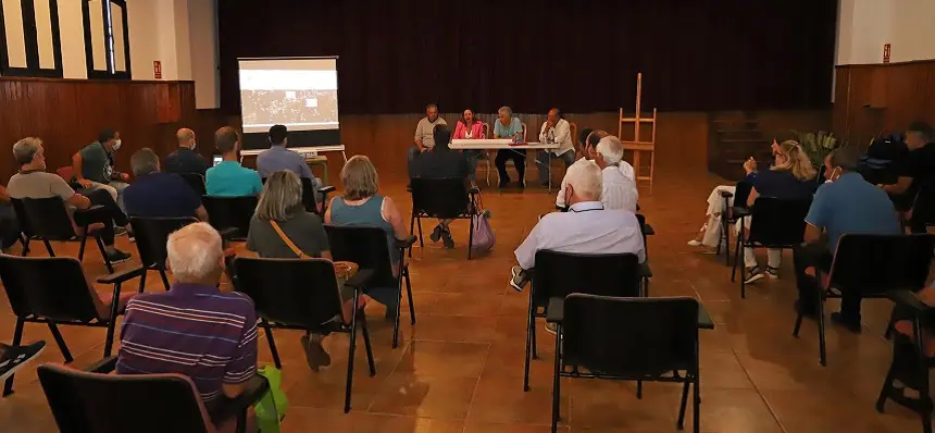 Reunión de María Dolores Corujo, Alfrendo Mendoza y José Juan Cruz con los vecinos de Mácher.