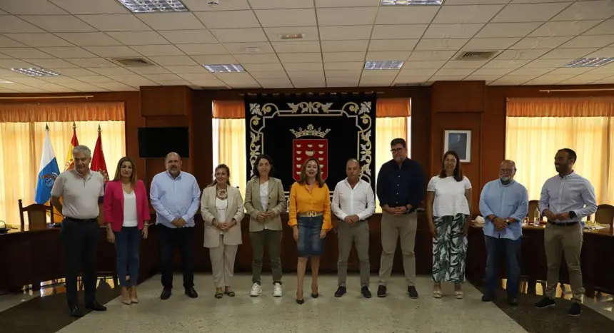 Diferentes representantes de los siete Ayuntamientos en el Salón de Plenos del Cabildo de Lanzarote.