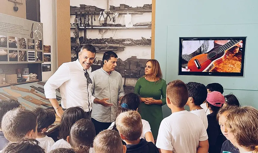 Oswaldo Betancort y Nori Machín junto guiaron a distintos grupos de alumnado de varios centros de la isla durante su visita por los principales edificios del Conjunto Histórico de La Villa.