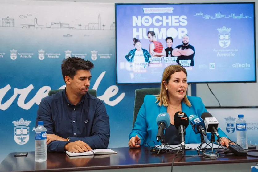Astrid Pérez junto a Maciot Cabrera en la presentación de Noches de Humor.