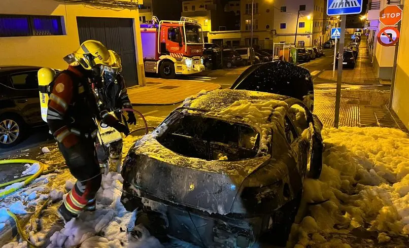 Coche incendiado en la calle Augusto Lorenzo de Arrecife.