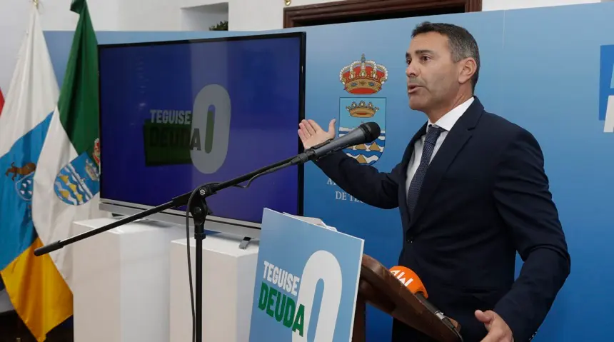 Oswaldo Betancort presentando la deuda cero de Teguise.
