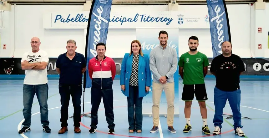 Astrid Pérez y Rosmen Quevedo junto a los diferentes representantes de clubes en el acto de presentaciín de las remodelaciones del Pabellón de Titerroy.