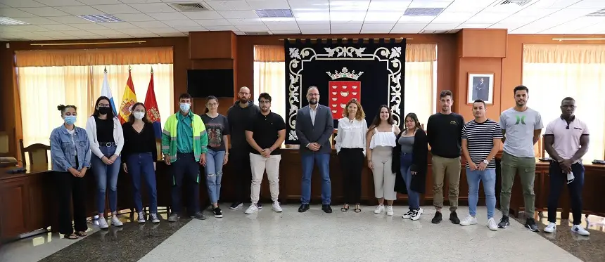 Jorge Peñas junto a los jovenes contratados a través del plan de empleo “Lanzarote Next 30”.