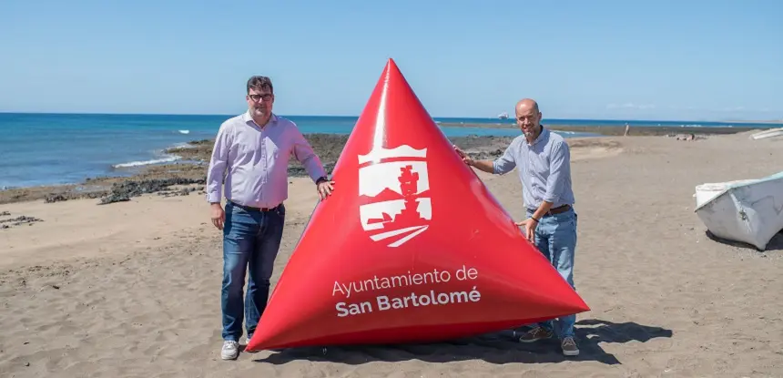 Isidro Pérez y Raúl de León junto a la boya de natación en aguas abiertas.