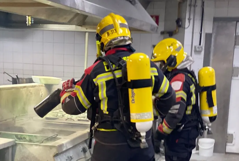 Bomberos del Consorcio durante su servicio en el Hotel H10 Princess.