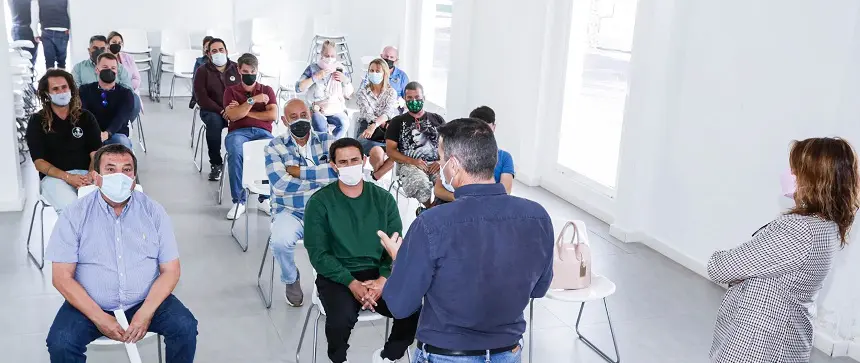 Oswaldo Betancort reunido con comerciantes de Teguise.