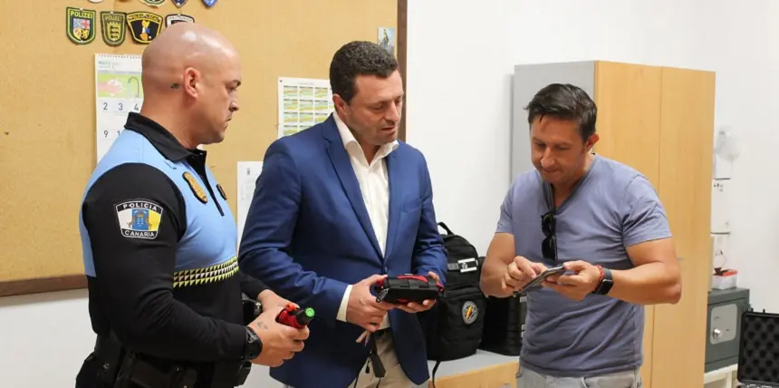 Óscar Noda entregando a la Policía Local de Yaiza los nuevos equipos profesionales de salvamento acuático Restube.