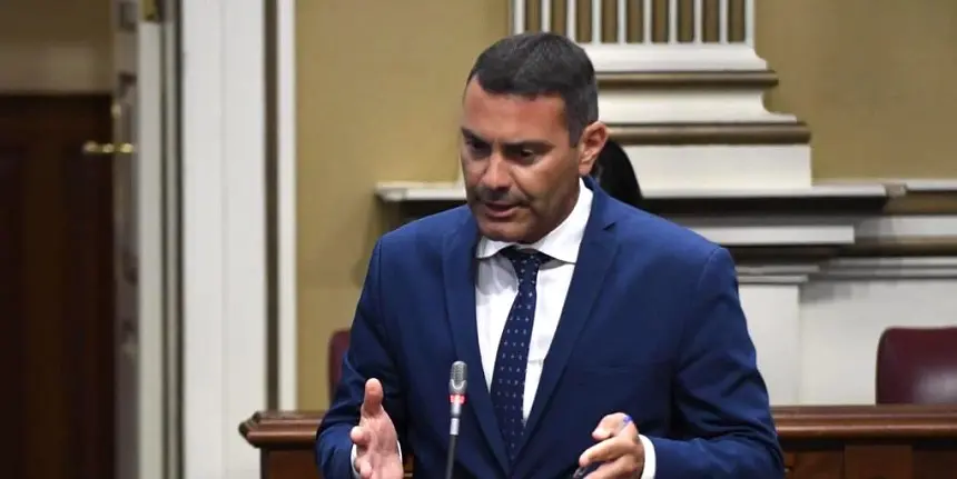 Oswaldo Betancort en el Parlamento de Canarias.