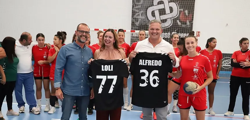 María Dolores Corujo y Alfredo Mendoza junto al presidente del San José Obrero, Juan Carlos Toledo, y la capitana, Nabila de Ganzo, durante su visita al equipo femenino.