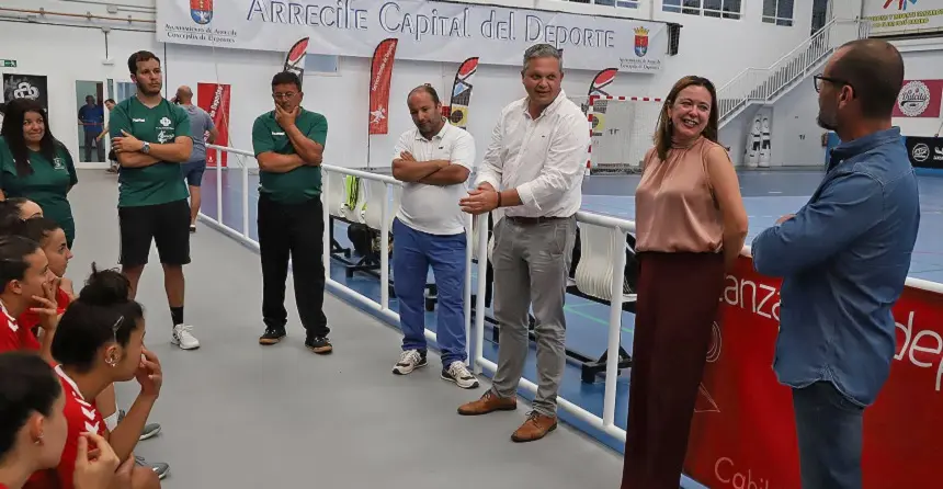 Imagen de Alfredo Mendoza y María Dolores Corujo durante su visita al equipo balonmano femenino CICAR Lanzarote.