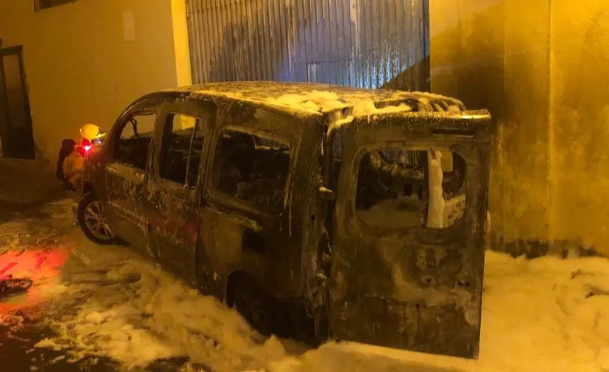 Coche incendiado en la calle Ajei de Arrecife.