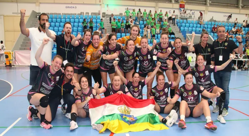 Jugadoras del Grafometal La Rioja celebrando el ascenso a la Liga Guerreras Iberdrola.