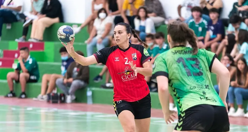 María de León realizando un pase mientras Alba Spugnini intenta defender.