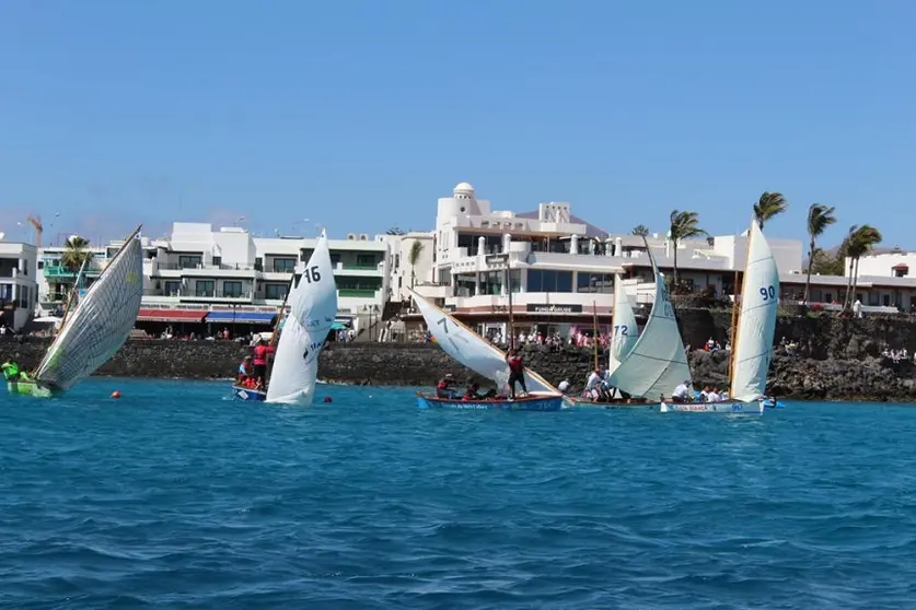 Diferentes embarcaciones durante la segunda jornada de la Copa de Vela Latina del Sur realizada en Playa Blanca.